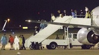 Sejumlah penumpang kapal pesiar Grand Princess tiba di kawasan Texas, untuk menjalani karantina terkait virus corona selama beberapa pekan ke depan, Selasa (10/3) malam waktu setempat. Bob Owen/The San Antonio Express-News via AP.
