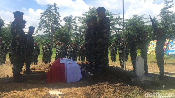 Pemakaman Serka Anumerta La Ongge, prajurit yang tewas tertembak KKB di Papua (Sitti Harlina/detikcom)