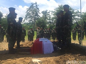 Isak Tangis Warnai Pemakaman Prajurit TNI Gugur Ditembak KKB Saat Wudu