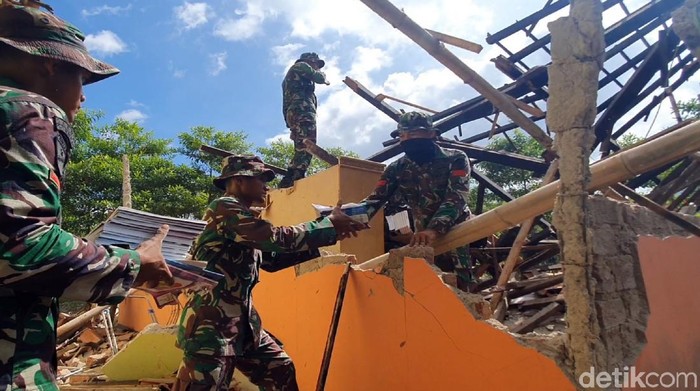 TNI bantu korban gempa sukabumi