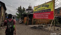 Majelis Hakim Pengadilan Negeri Jakarta Utara dalam Perkara Perdata No. 254 / Pdt / G / PN.Jakut meninjau lokasi obyek sengketa yang dihuni warga sejak lebih dari 20 tahun terkait dengan ganti rugi lahan untuk Pembangunan Jalan Tol di Kecamatan Cilincing Jakarta Utara. 