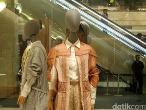 Teknik Tabrak Motif di Koleksi Terbaru Sapto Djojokartiko