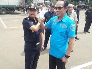 Gaya Salaman Anti-Corona Irjen Arman Depari dan Dirjen Bea Cukai