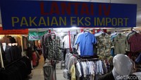 Di tempat ini dapat ditemui pakaian baru hingga bekas impor.