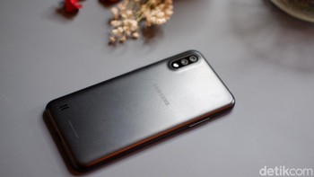 Ponsel ini ditenagai Snapdragon 439 yang dipadukan RAM 2 GB. Foto: Adi Fida Rahman/detikINET