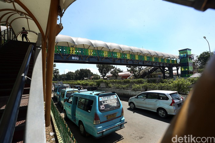 Keren, JPO Pasar Minggu Kini Bernuansa Betawi Usai direvitalisasi, desain Jembatan Penyeberangan Orang (JPO) yang berada di Jalan Raya Pasar Minggu, Jakarta, kini terlihat keren dan bernuansa Betawi.
