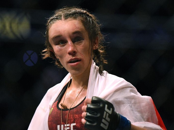 1211098965 LAS VEGAS, NEVADA - MARCH 07: Joanna Jedrzejczyk punches Weili Zhang in a split decision loss during a strawweight title bout at T-Mobile Arena on March 07, 2020 in Las Vegas, Nevada. (Photo by Harry How/Getty Images)