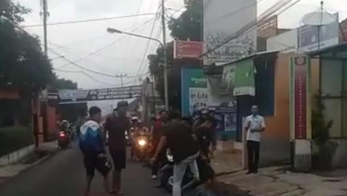 Pria di Sumedang dikeroyok dan dilindas motor sekelompok orang