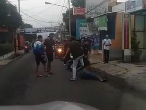 Jabar Hari Ini: Pria Dilindas Motor Pengeroyok-Arya Claporth Tersangka KDRT