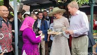 Usai menerima cenderamata dan batik, pukul 13.51 WIB Raja Willem dan Ratu Maxima meninggalkan Kampung Cyber, Yogyakarta.