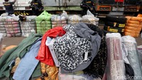 Dalam aturan itu tertuang bahwa dengan kode HS 6309.00.00 pakaian bekas dan barang bekas lainnya dilarang diimpor. Selain itu, kantong, karung, dan jenis untuk membungkus barang juga dilarang diimpor. Agung Pambudhy/Detikcom