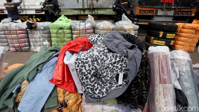 Dirjen Bea dan Cukai bersama BNN tangkap pengedar narkoba jaringan internasional. Selain narkoba, ratusan baju bekas impor ilegal juga diamankan petugas.