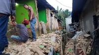 Dinding rumah di Desa Purwabakti, Kecamatan Pamijahan, Kabupaten Bogor, ambruk akibat gempa berkekuatan M 4,9 tersebut. Antara Foto/BPBD Kabupaten Bogor.