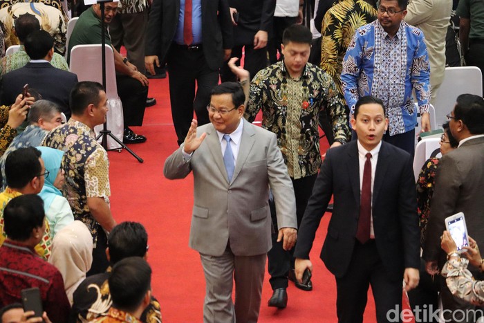 Menteri Kelautan dan Perikanan, Edhy Prabowo menjalani ujian sidang terbuka doktor di Unpad, Bandung, Jawa Barat, Rabu (11/3/2020). Acara itu dihadiri oleh Menteri Pertahanan Prabowo Subianto.