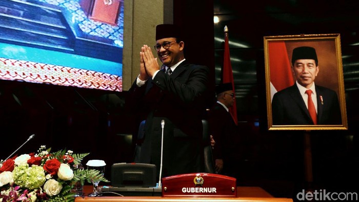 Gubernur DKI Anies Baswedan hadiri rapat paripurna yang digelar DPRD Provinsi DKI Jakarta. Sebelum rapat dimulai Anies sempat diperiksa suhu tubuhnya.