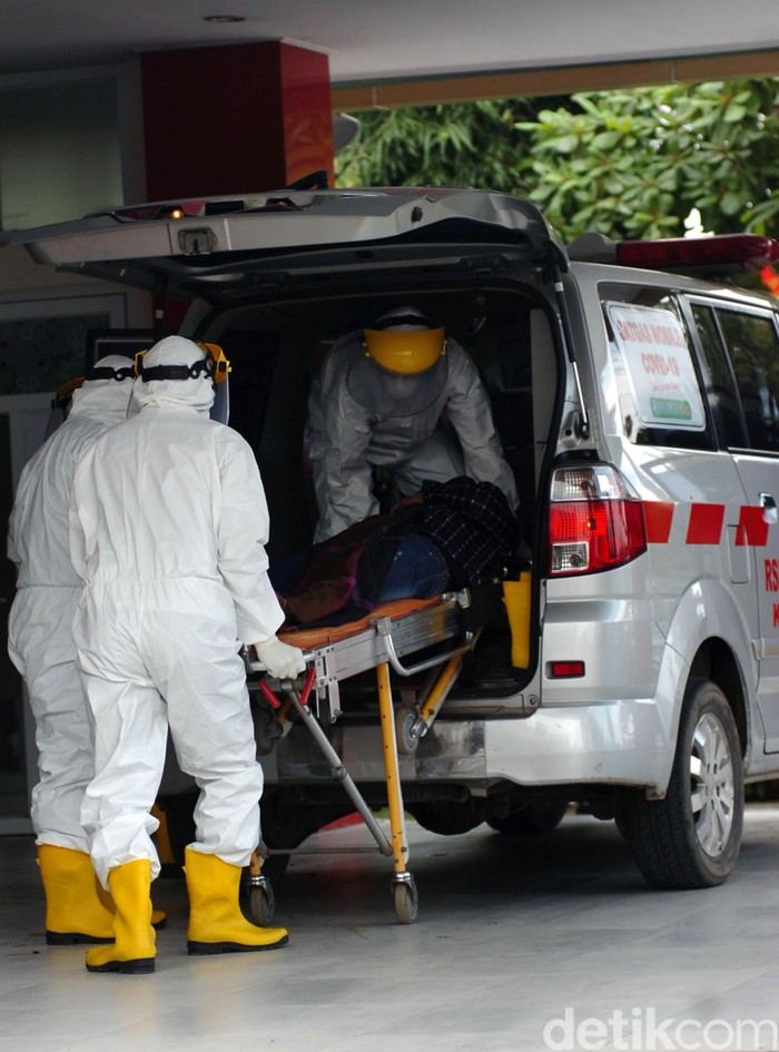 Personel Satgas Mobile COVID-19 memeriksa kondisi pasien diduga terjangkit virus Corona (COVID-19) di ruang isolasi Rumah Sakit Suradadi, Kabupaten Tegal, Jawa Tengah, Rabu (11/3/2020). RSUD Suradadi menjemput salah satu anak buah kapal (ABK) warga Desa Demangharjo, Kabupaten Tegal berinisial II (42) diduga terjangkit COVID-19, karena menderita penyakit demam, batuk dan pilek selama tujuh hari usai pulang melaut dari Taiwan. ANTARA FOTO/Oky Lukmansyah/foc.