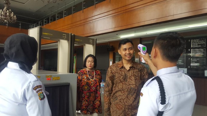 Pengecekan suhu tubuh di PN Jakpus. (Foto: Zunita/detikcom)