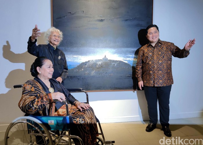 Maestro Seni Lukis Srihadi Soedarsono menggelar pameran tunggal dan meluncurkan buku bertajuk 'Man x Universe' di Galeri Nasional Jakarta. Menteri BUMN Erick Thohir pun membuka secara resmi acara tersebut.