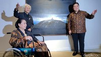Di usia 88 tahun, pelukis senior Srihadi Soedarsono menampilkan 44 lukisan  bentang alam atau lanskap yang dibuat sejak tahun 2016. Foto: Rachman Haryanto