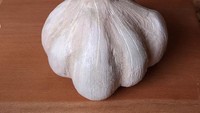 Tak hanya itu, bumbu dapur seperti bawang putih. Karya seni dari kayu ini dibuat dengan sangat detail. Maka tak heran membuat banyak orang tertipu ketika melihatnya dengan menganggap bahwa ini adalah bawang putih sungguhan. Foto: Instagram @seiji_kawasaki