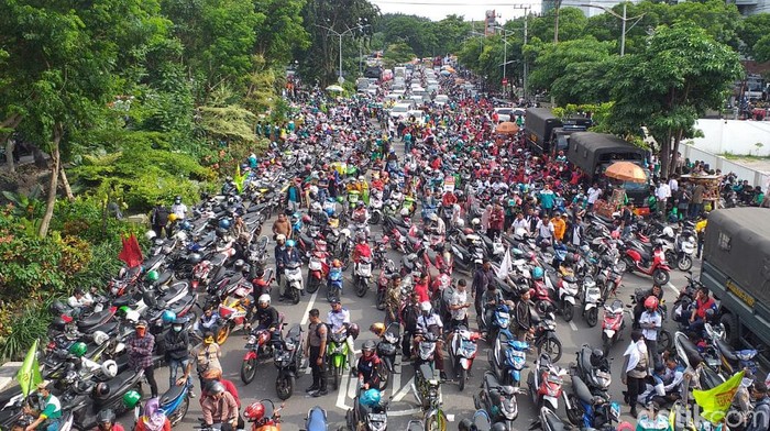 Massa buruh dan mahasiswa bergerak dari Bundaran Waru ke Frontage Jalan Ahmad Yani, Surabaya. Mereka akan menggelar deklarasi tolak Omnibus Law.