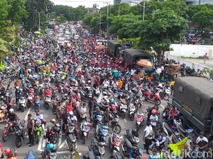 Massa Tolak Omnibus Law Enggan Berunding Bareng Gubernur dan DPRD Jatim