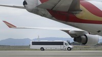 Sejumlah penumpang yang telah menjalani pemeriksaan kesehatan usai turun dari kapal pesiar Grand Princess pun diberangkatkan menggunakan bus untuk diterbangkan ke lokasi karantina. AP Photo/Jeff Chiu.