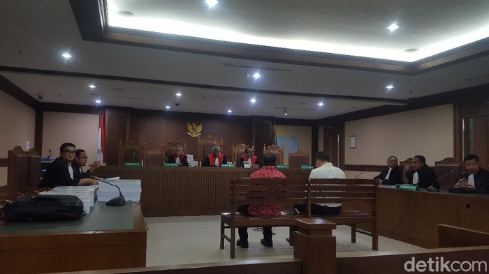 Mantan Kadis Pekerjaan Umum (PU) Provinsi Papua, Mikael Kambuaya dituntut jaksa KPK 8 tahun penjara (Zunita Amalia Putri/detikcom)