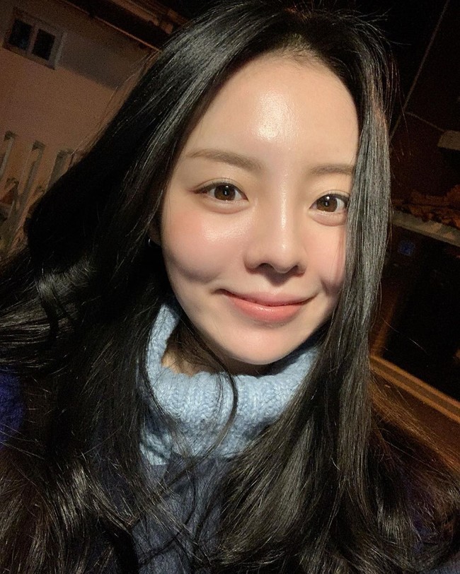 Punya penampilan yang cantik dan stylish, kakak J-Hope BTS cukup populer di Instagram. Wanita yang dikenal sebagai Jung Jiwoo itu dilaporkan berencana buka bisnis fashion global. Foto: Instagram @mejiwoo103