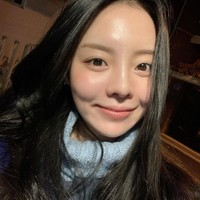 Punya penampilan yang cantik dan stylish, kakak J-Hope BTS cukup populer di Instagram. Wanita yang dikenal sebagai Jung Jiwoo itu dilaporkan berencana buka bisnis fashion global. Foto: Instagram @mejiwoo103