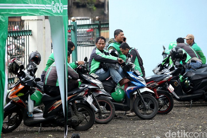Kolong rel kereta Juanda kini menjadi lokasi shelter ojek online. Keberadaan shelter itu guna mencegah terjadinya penumpukan ojek online di pinggir jalan.