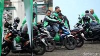 Kolong rel kereta Juanda yang sebelumnya tak terawat kini dirombak menjadi shelter untuk ojek online.
