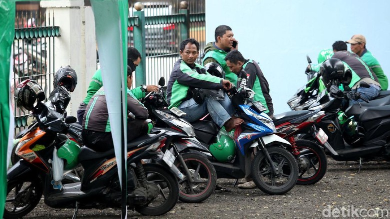 Shelter Ojek Online di Kolong Rel Kereta Juanda Kolong rel kereta Juanda kini menjadi lokasi shelter ojek online. Keberadaan shelter itu guna mencegah terjadinya penumpukan ojek online di pinggir jalan.