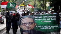 Para peserta aksi tampak membawa spanduk, poster, dan bendera saat ikut serta dalam aksi unjuk rasa di depan Kejaksaan Agung.