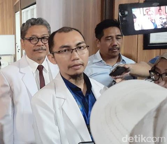 Tim dokter virus corona di RS Unair Surabaya