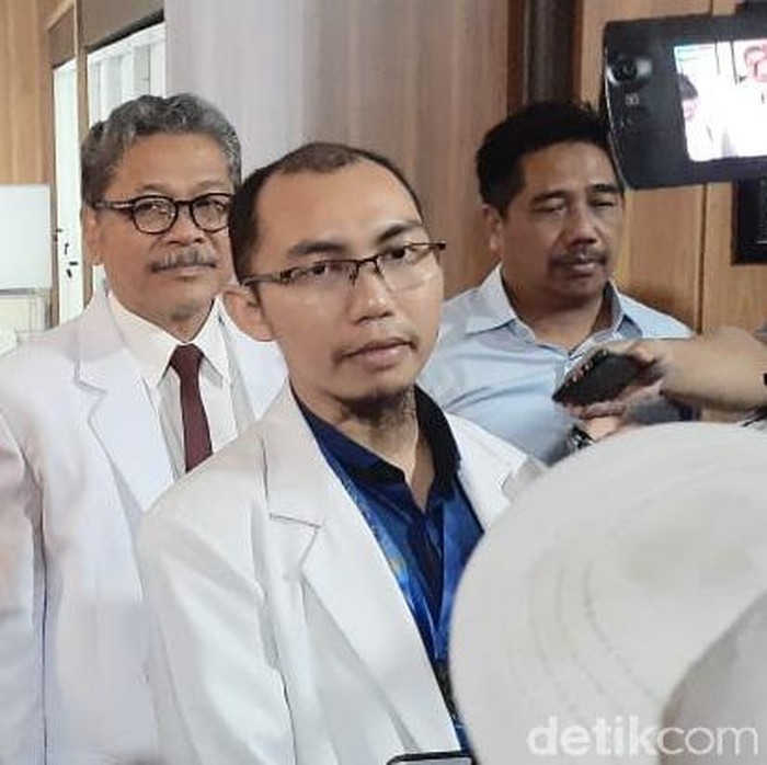 Tim dokter virus corona di RS Unair Surabaya