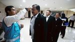 Momen Tina Toon dan Anggota DPRD DKI Dicek Suhu Tubuhnya