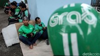 Sambil menunggu penumpang, sejumlah Ojol nampak santai ngobrol dengan Ojol lainnya.