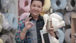 Intip Gaya Keren Rangga Moela Saat Ngopi di Kafe
