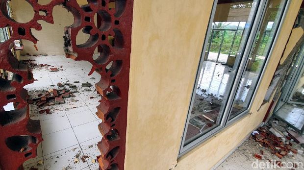 Asrama Rusak Akibat Gempa, Santri Ponpes Sukabumi Tidur di Lapangan