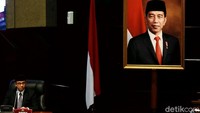 Anies mengungkapkan pandangannya saat hadir di rapat paripurna DPRD DKI Jakarta