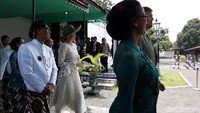 Dalam kunjungan ini, Raja Willem Alexander mengenakan setelan jas warna krem. Sedangkan Ratu Maxima mengenakan terusan dengan warna senada. 