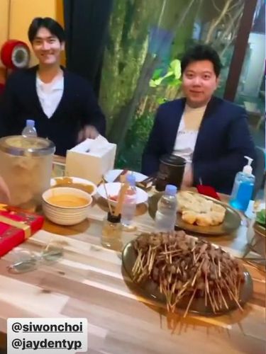 Main ke Rumah Raffi Ahmad, Siwon 'SuJu' Makan Sate Ayam dan Tahu Sumedang