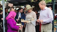 Sedangkan Ratu Maxima mengenakan gaun dengan warna krem.