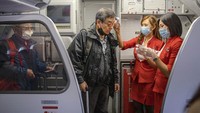 Pemeriksaan penumpang pesawat di Bandara Internasional Incheon juga diperketat. Semua penumpang diperiksa suhu tubuhnya. Ezra Acayan/Getty Images