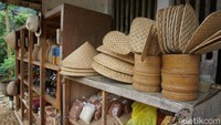 Selain bisa mengenal lebih dekat budaya warga di Kampung Naga, traveler juga bisa membeli sejumlah buah tangan yang mereka jual dengan uang tunai.