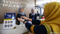 Wajib pajak mendatangi Kantor Pelayanan Pajak Pratama Kebayoran Baru Satu, Jakarta, Selasa (11/3/2020).
