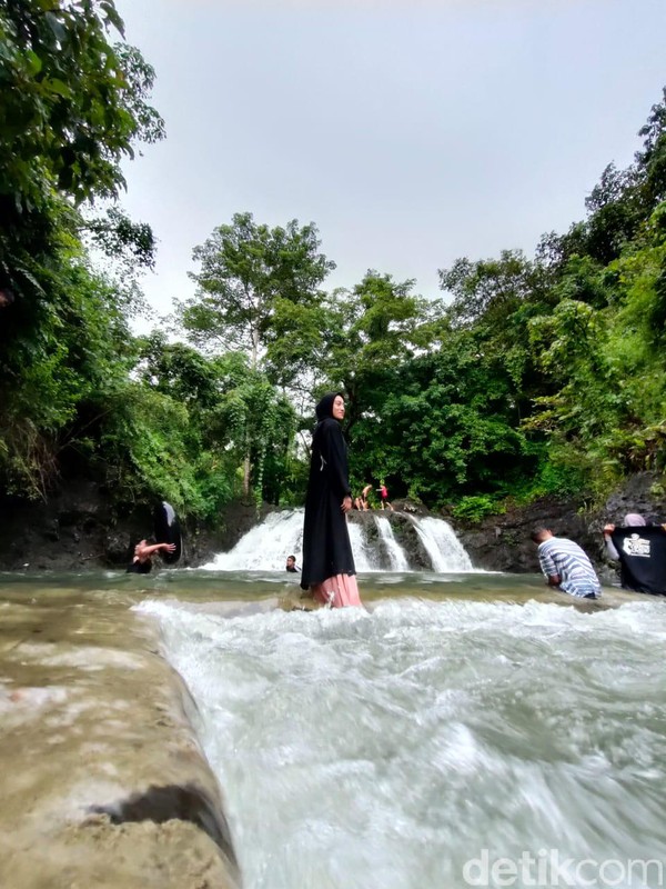 Traveler pun bisa berfoto-foto Instagramable di sekitar air terjun ini. Nantinya akan dibangun beberapa spot instagramable lagi di sekitar sungai. (Hasrul Nawir/detikcom) Traveler pun bisa berfoto-foto Instagramable di sekitar air terjun ini. Nantinya akan dibangun beberapa spot instagramable lagi di sekitar sungai. (Hasrul Nawir/detikcom)
