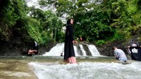 Traveler pun bisa berfoto-foto Instagramable di sekitar air terjun ini. Nantinya akan dibangun beberapa spot instagramable lagi di sekitar sungai. (Hasrul Nawir/detikcom)