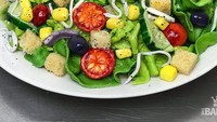  Sepiring salad dengan aneka sayuran dan buah ini ternyata merupakan cake berwarna hijau yang terlihat enak. Foto: The Bake King